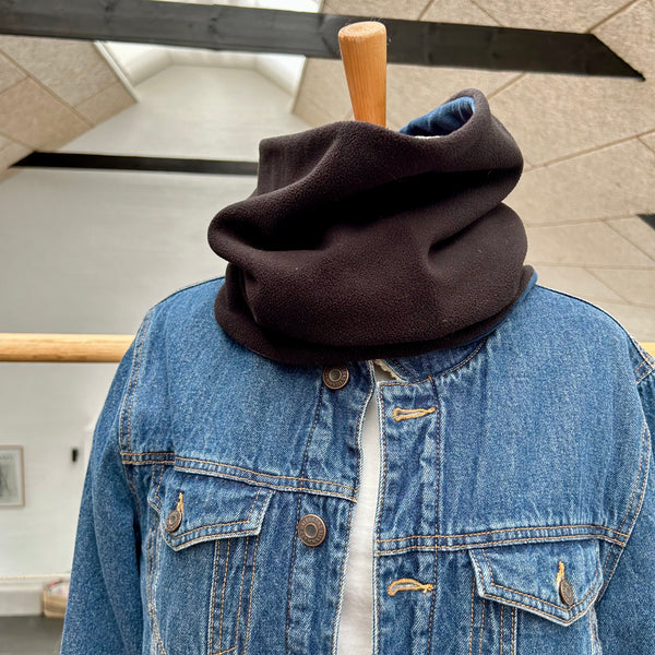 Halsedisse i rød jersey og blå/nude velour.