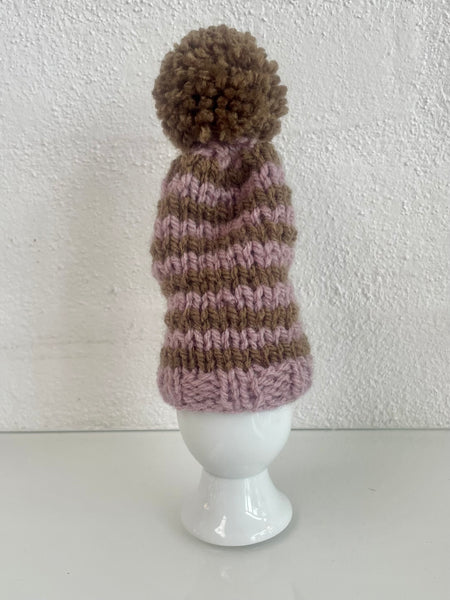 Æggevarmer aka Nissehue i Rosa ombringe strik med pom pom.