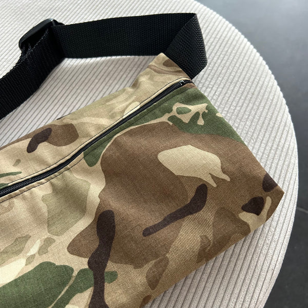 Bæltetaske/crossbody bag i militær.
