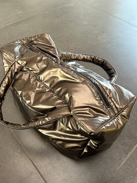 Shopper i brunt skinnende stof.