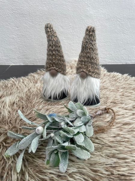 ❤️Håndlavede “Gnomer”i mørkegrå møbelvelour og hjemmestrikkede huer.