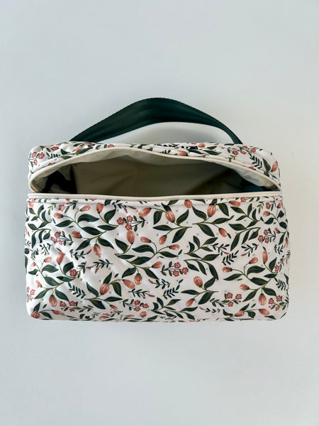 Lækker og rummelig toilettaske med skønne blomster.