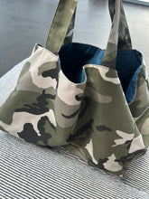 Indlæs billede til gallerivisning Stor shopper i army look med blåt foer og inderlomme.
