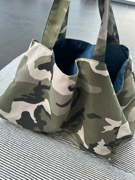 Stor shopper i army look med blåt foer og inderlomme.