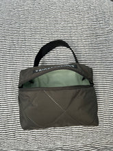 Indlæs billede til gallerivisning Toilettaske/makeuptaske i army quilt.
