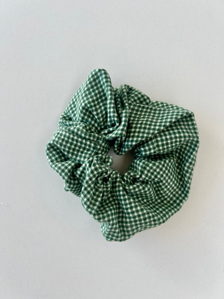 Stor scrunchie i ternet grøn og hvid.