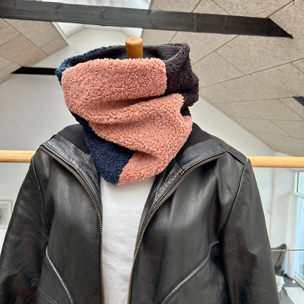 Halsedisse i mørkeblå, sort og rosa teddybear