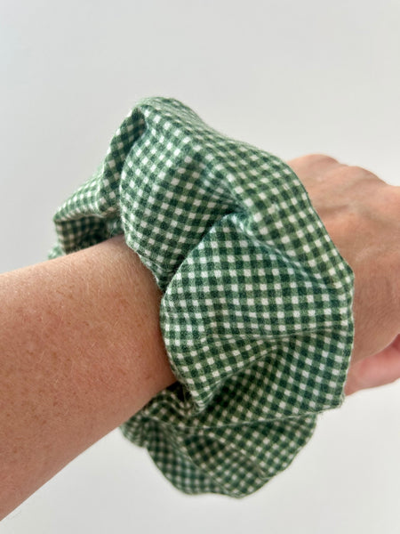 Stor scrunchie i ternet grøn og hvid.