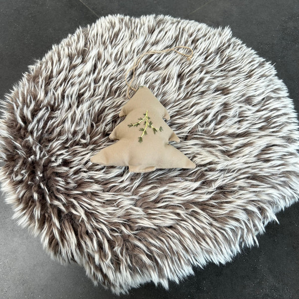 Juletræ ophæng i beige med broderi.