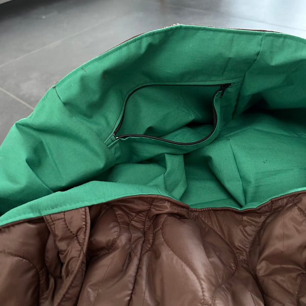 Shopper i mørkebrun quilt og grønt foer.