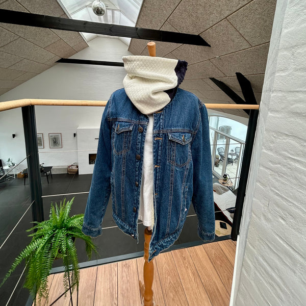 Halsedisse i nude, råhvid og blå