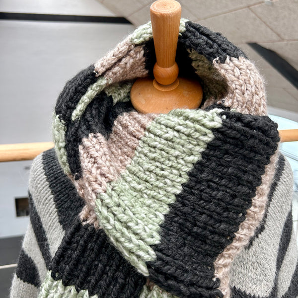 Storstrikket halstørklæde i meleret mint og nude med antracit.