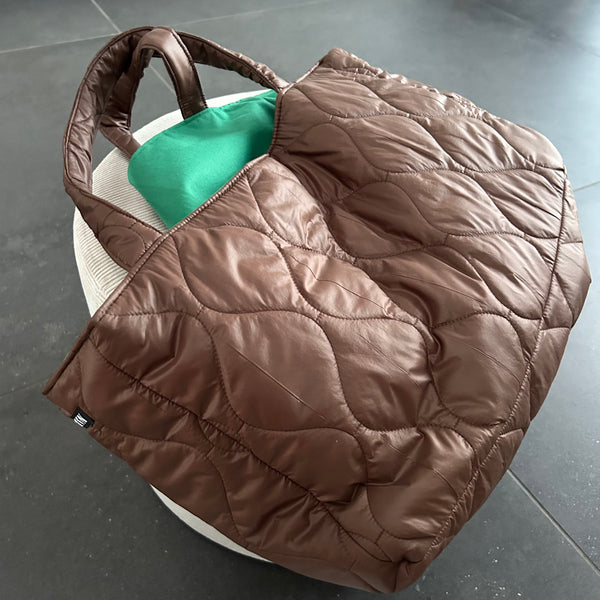 Shopper i mørkebrun quilt og grønt foer.