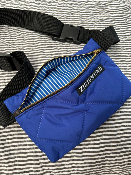 Bæltetaske/rossbody taske i coboltblå quilt.