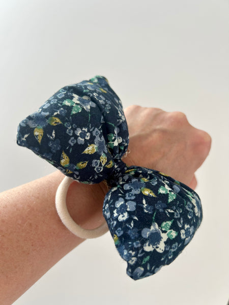 Fluffy blomstret sløjfe i blålige farver.