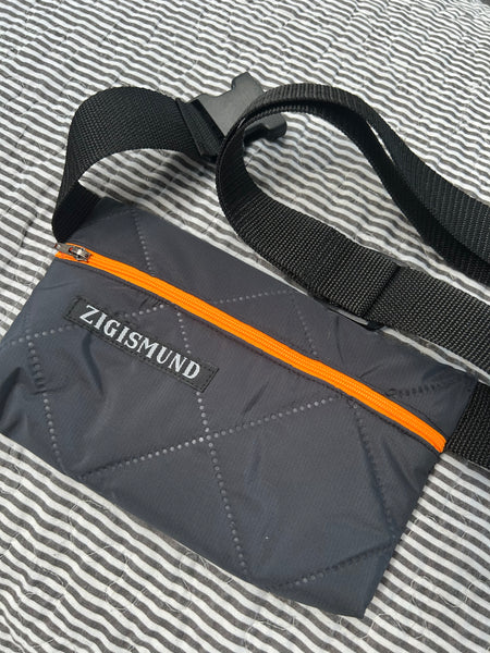 Bæltetaske i charcoal med orange lynlås.