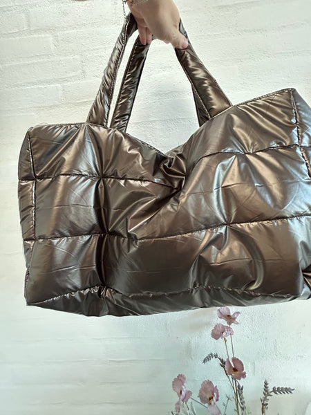 Shopper i brunt skinnende stof.