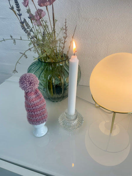 Æggevarmer aka Nissehue i lyserød og Rosa strik med pom pom.