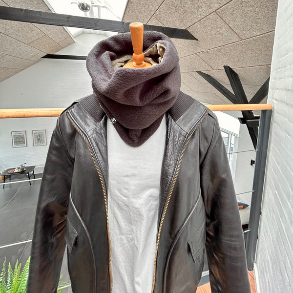 Halsedisse i minky army fleece med sort