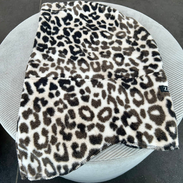 Balaclava i leopard mønstret fleece.