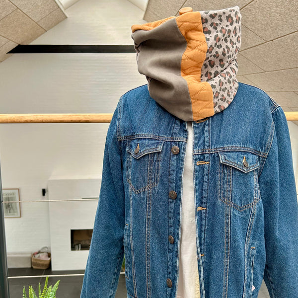 Unika halsedisse med cognac farvet stof og lammeskind.