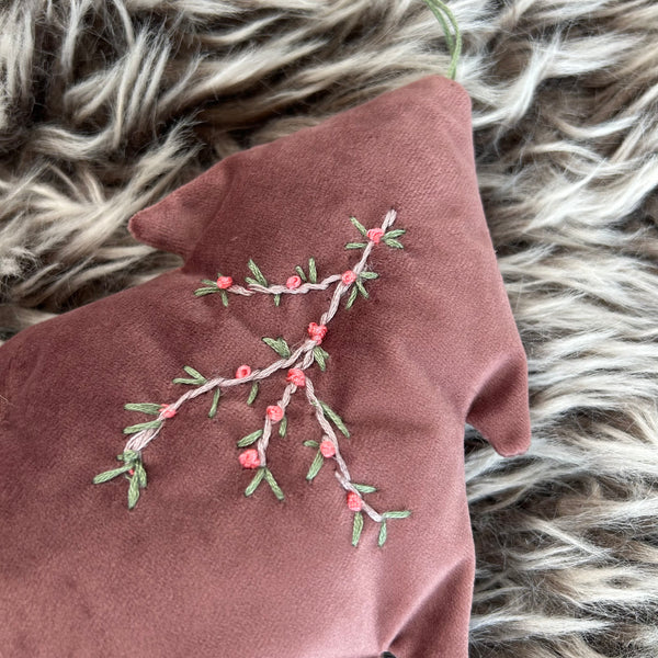 Juletræ i rosa møbelvelour med broderi.