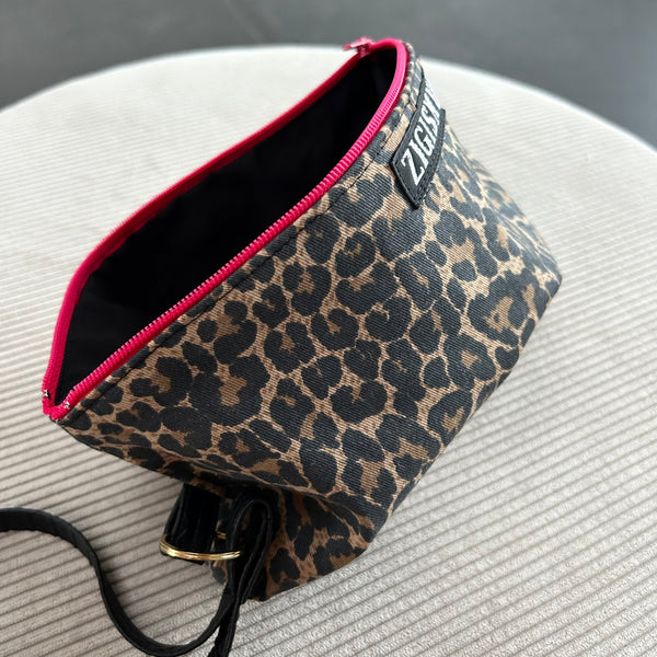 Clutch/toilettaske i leopard.