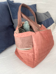 Mørk Rosa shopper i quilt med lille lomme.