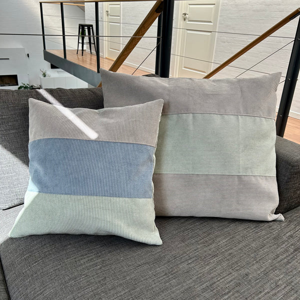 Pudebetræk i lys salvie, mørk kit og pastel blå. Lys salvie på bagsiden.