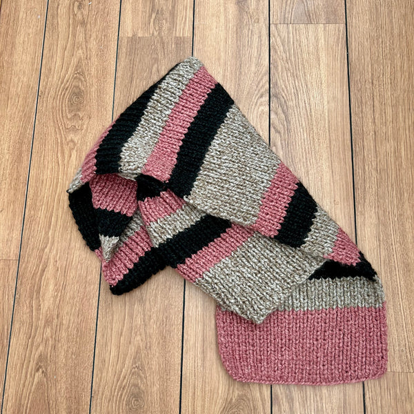 Håndstrikket jumbo tørklæde i rosa, nude og antrcit garn.