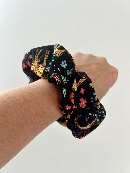 Sort scrunchie med giraffer.