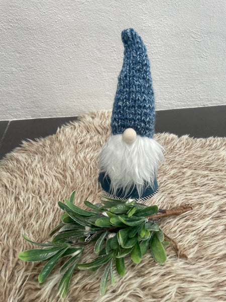 ❤️Håndlavet “Gnom” i blå velour og med hjemmestrikket hue.