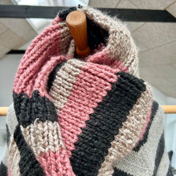 Håndstrikket jumbo tørklæde i rosa, nude og antrcit garn.