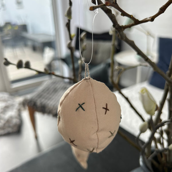 Æg med broderede detaljer.