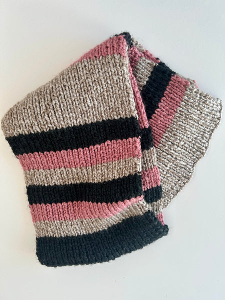 Håndstrikket jumbo tørklæde i rosa, nude og antrcit garn.