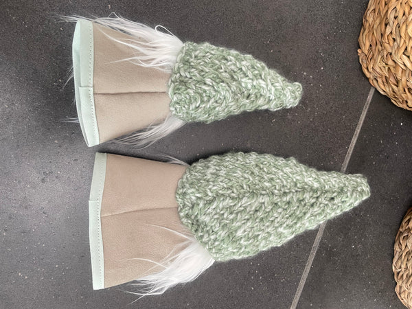 Håndlavede “Gnomer” i beige velour og med melerede grønne hjemmestrikkede huer (2stk).