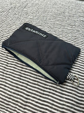 Indlæs billede til gallerivisning Keyhanger taske i mørkegrå quilt.
