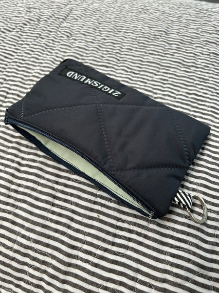 Keyhanger taske i mørkegrå quilt.