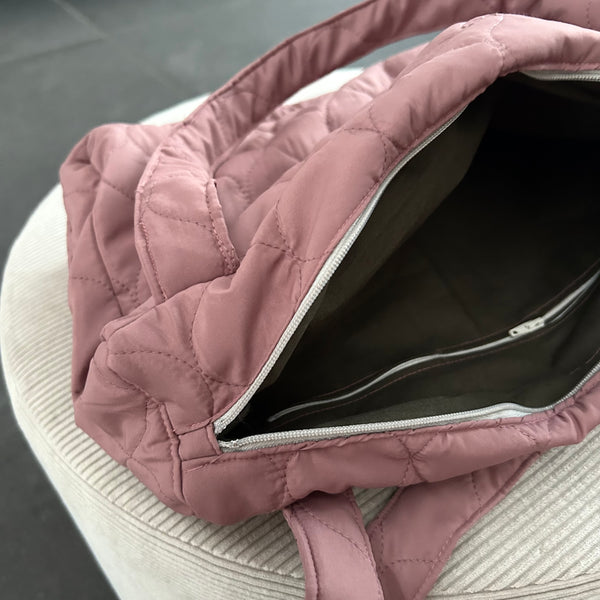 Skuldertaske i rosa quilt med hanke.
