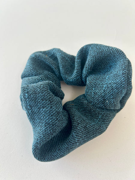 Stor scrunchie i meleret grøn/blå.