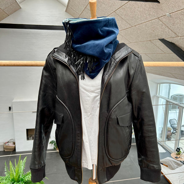 Unika halsedisse med velour og kalveskindsfrynser.