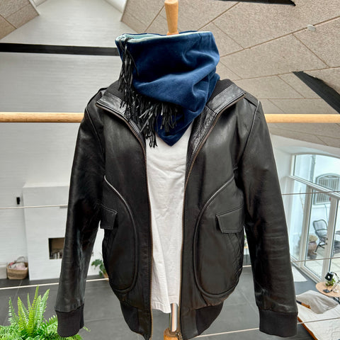 Unika halsedisse med velour og kalveskindsfrynser.