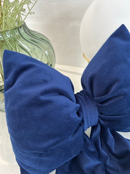 Lille velour sløjfe i kobolt blå.