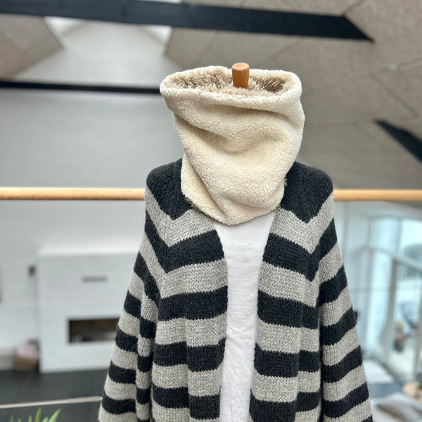 Halsedisse i fake fur i nude og med råhvid tykt teddybear