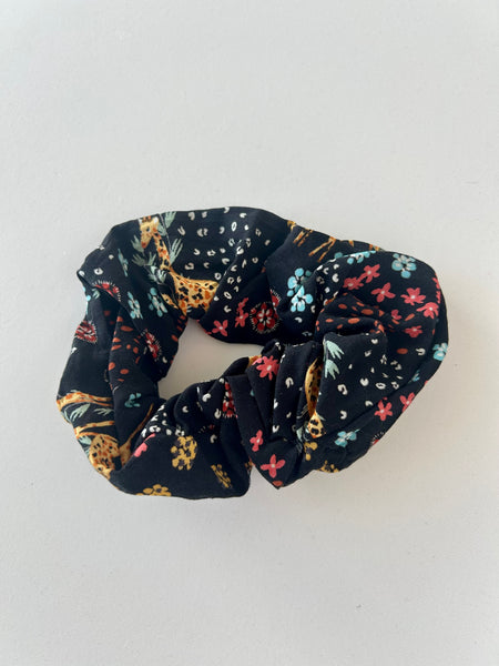 Sort scrunchie med giraffer.