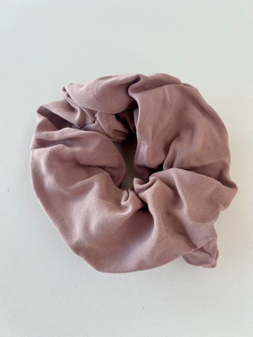 Stor scrunchie i blødt rosa stof.