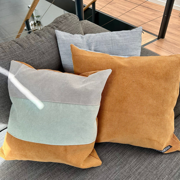 Pudebetræk i mørk kit, lys salvie og gylden brun fløjl. Bagsiden er gyldenbrun.