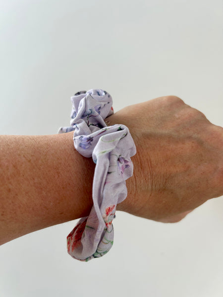 Smal scrunchie i lys lilla med blomster.