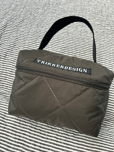 Toilettaske/makeuptaske i army quilt.