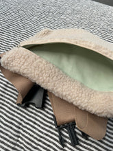 Indlæs billede til gallerivisning Bæltetaske/crossbody i teddybear.
